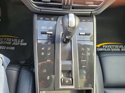Used 2024 Porsche Macan Turbo AWD/4WD image 36