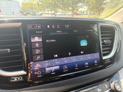 Used 2024 Chrysler Pacifica Touring-L FWD image 23