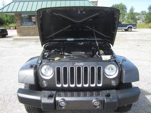 Used 2017 Jeep Wrangler Unlimited Sahara w/ Connectivity Group AWD/4WD image 33