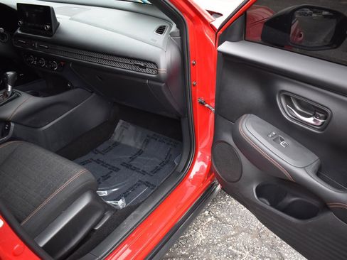 Used 2025 Honda HR-V Sport image 15