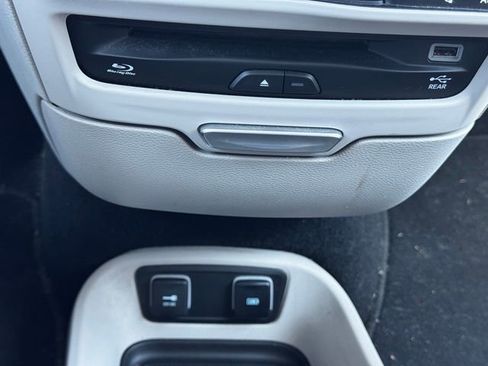 Used 2017 Chrysler Pacifica Touring-L Plus w/ Tire & Wheel Group FWD image 39
