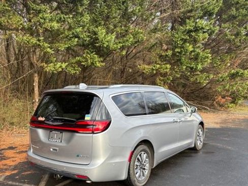 Used 2021 Chrysler Pacifica Touring-L image 3