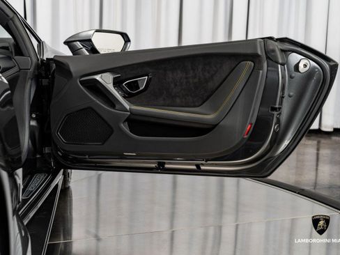 Used 2022 Lamborghini Huracan EVO image 41
