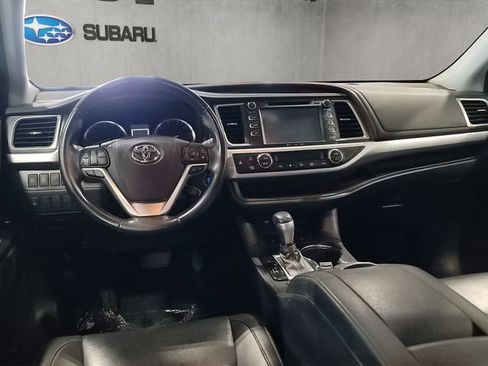 Used 2019 Toyota Highlander XLE AWD/4WD image 2