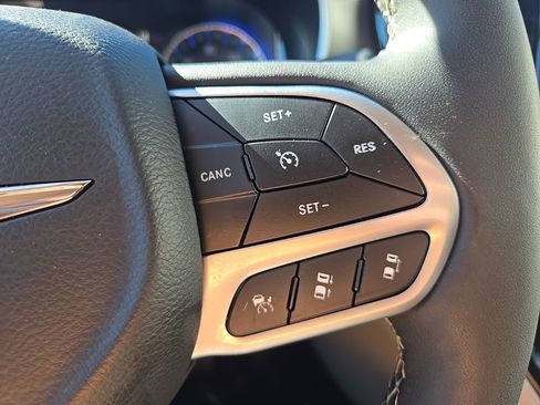 Used 2024 Chrysler Pacifica Touring-L image 15