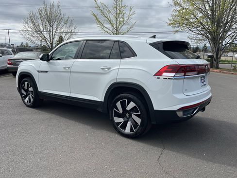 Used 2025 Volkswagen Atlas Cross Sport SE image 3