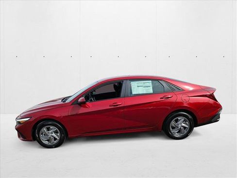 New 2025 Hyundai Elantra SE image 5