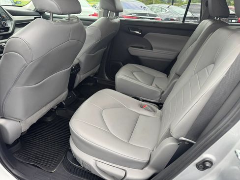 Used 2021 Toyota Highlander XLE AWD/4WD image 15