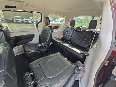 Used 2023 Chrysler Pacifica Touring-L image 15