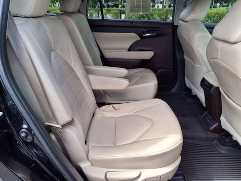 Used 2022 Toyota Highlander XLE FWD image 15