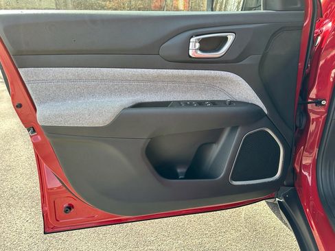 Used 2024 Jeep Compass Latitude image 11