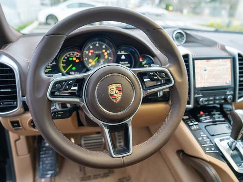 Used 2018 Porsche Cayenne S image 14