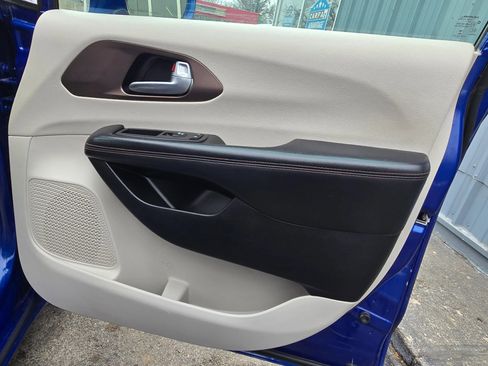 Used 2018 Chrysler Pacifica Touring-L image 52