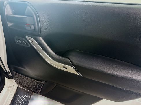 Used 2016 Jeep Wrangler Unlimited Sahara w/ Connectivity Group image 29