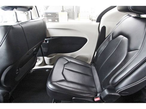 Used 2023 Chrysler Pacifica Touring-L image 12