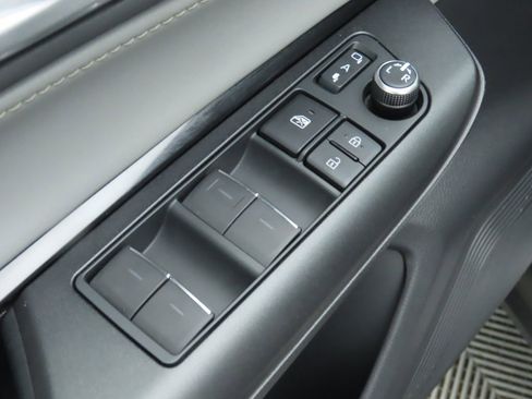 Used 2021 Toyota Venza LE image 23