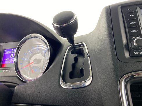 Used 2015 Chrysler Town & Country Touring w/ Driver Convenience Group FWD image 23