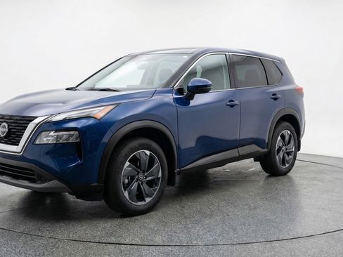 Used 2025 Nissan Rogue SV image 3