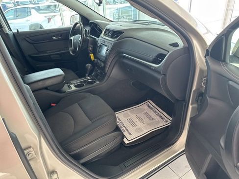Used 2017 Chevrolet Traverse LT w/ Style and Technology Package image 16