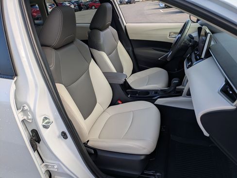 Used 2024 Toyota Corolla Cross XLE image 23