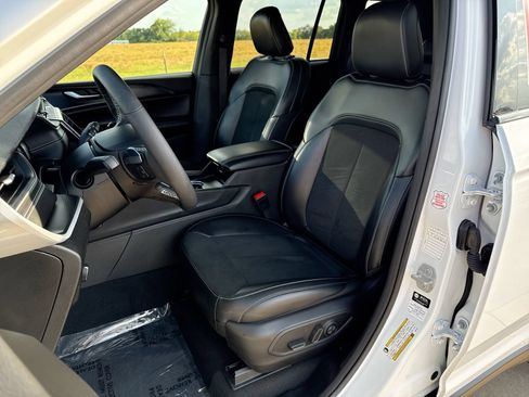 Used 2025 Jeep Grand Cherokee Altitude AWD/4WD image 11