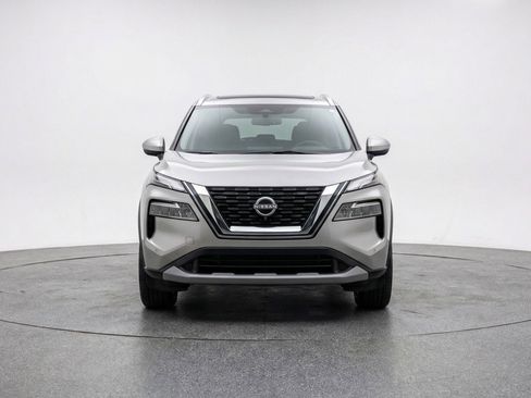 Used 2025 Nissan Rogue SV image 2
