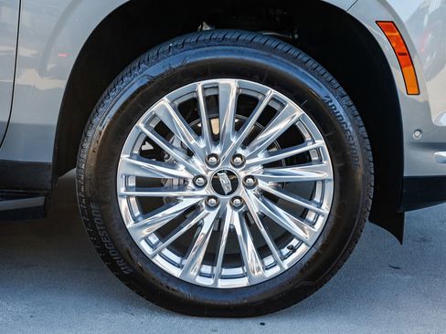Used 2025 Cadillac Escalade ESV Premium Luxury w/ LPO, Floor Liner Package AWD/4WD image 9
