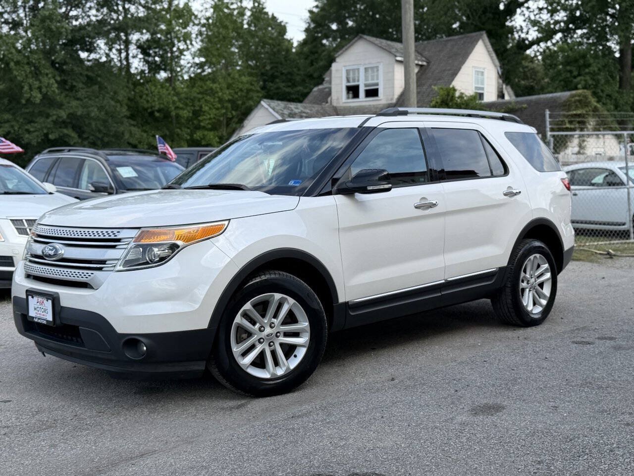 Used 2014 Ford Explorer XLT w/ Equipment Group 202A AWD/4WD image 2