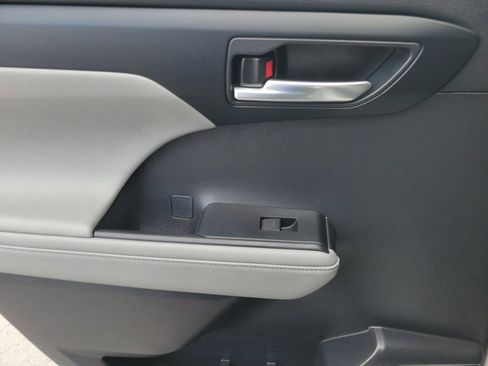 Used 2022 Toyota Highlander XLE image 8