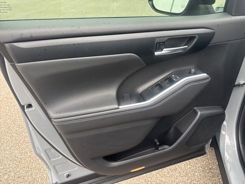 Used 2025 Toyota Highlander XLE image 15