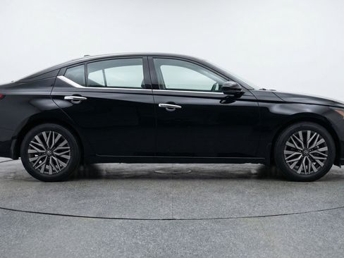 Used 2025 Nissan Altima 2.5 SV image 11