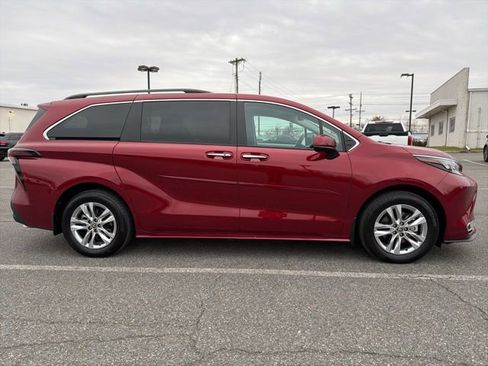Used 2024 Toyota Sienna XLE image 10