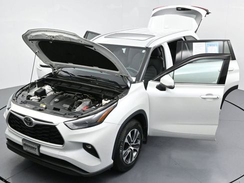 Used 2022 Toyota Highlander XLE AWD/4WD image 51