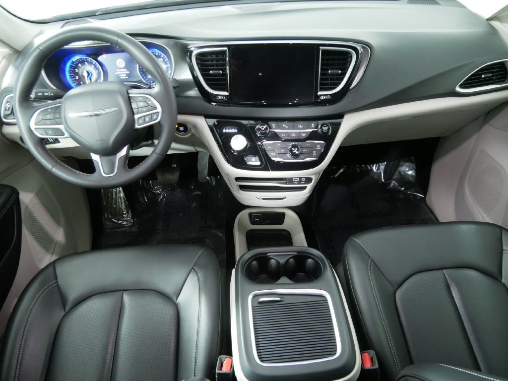 Used 2023 Chrysler Pacifica Touring-L FWD image 19