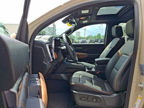 Used 2024 GMC Canyon AT4 w/ AT4 Premium Package AWD/4WD image 14