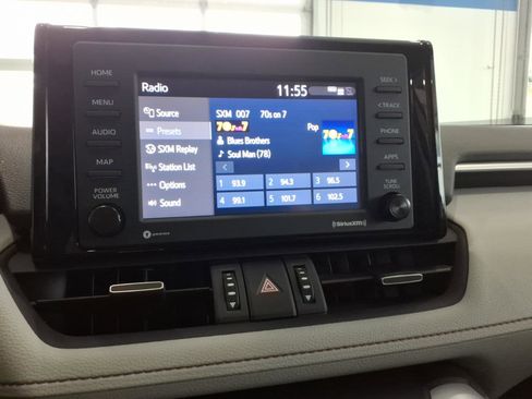 Used 2022 Toyota RAV4 XLE Premium image 21