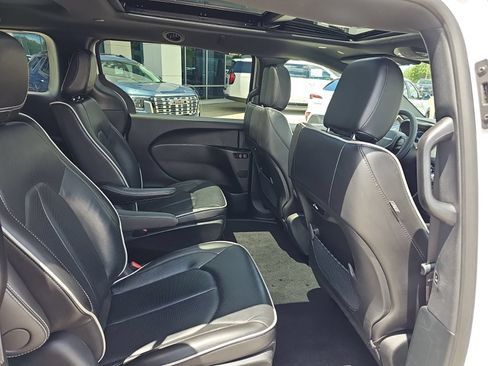 Used 2024 Chrysler Pacifica Premium FWD image 31