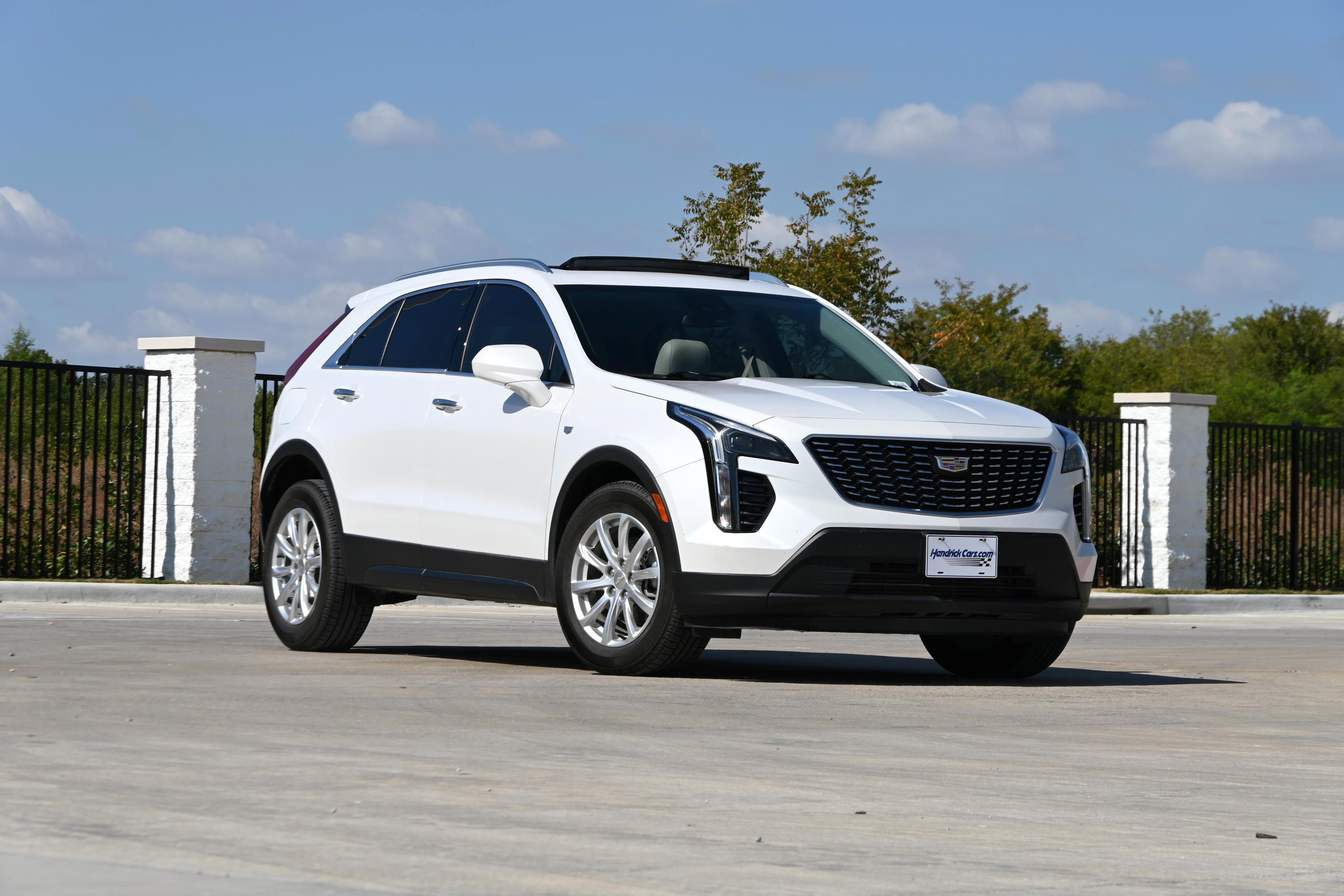 Used 2021 Cadillac XT4 Luxury w/ Cold Weather Package FWD image 2