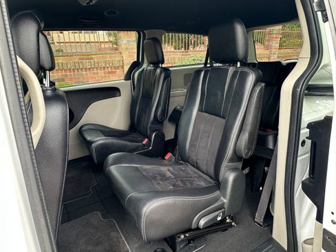 Used 2018 Dodge Grand Caravan SXT image 7