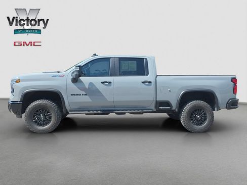 Used 2025 Chevrolet Silverado 2500 ZR2 AWD/4WD image 6