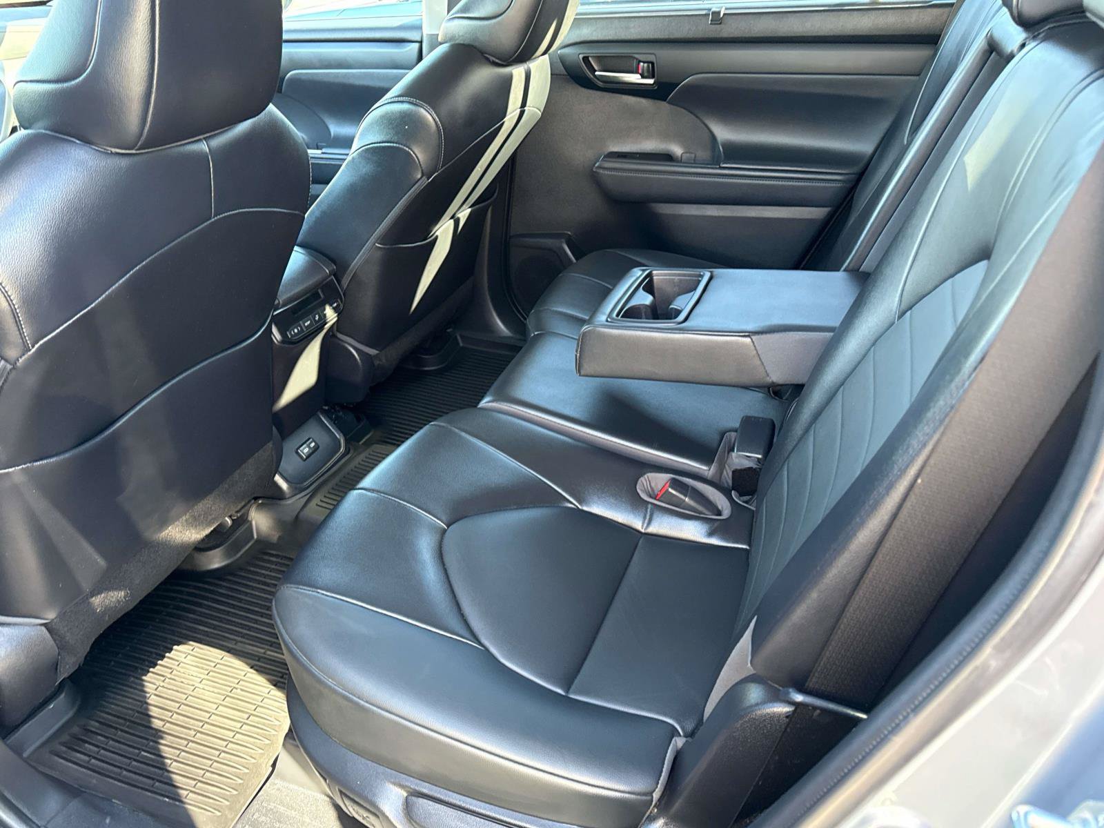 Used 2022 Toyota Highlander XLE AWD/4WD image 14