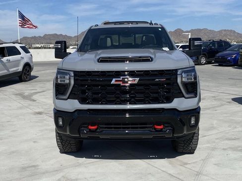 Used 2025 Chevrolet Silverado 2500 ZR2 w/ Technology Package image 2