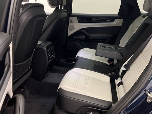 Used 2024 Porsche Cayenne Base image 23