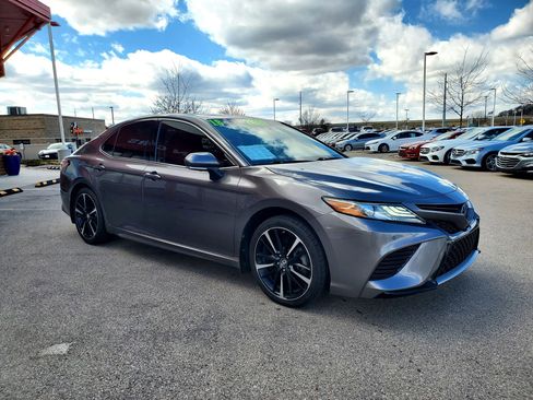 Used 2018 Toyota Camry XSE image 3