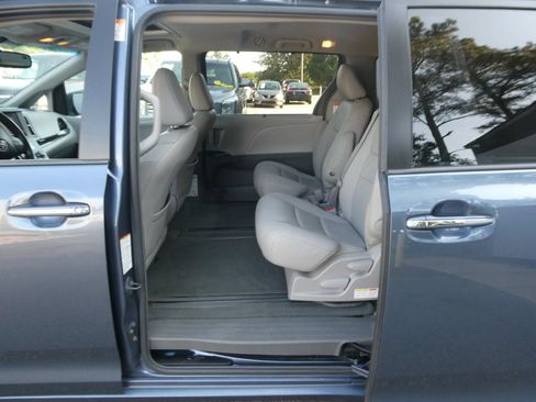 Used 2015 Toyota Sienna XLE FWD image 32