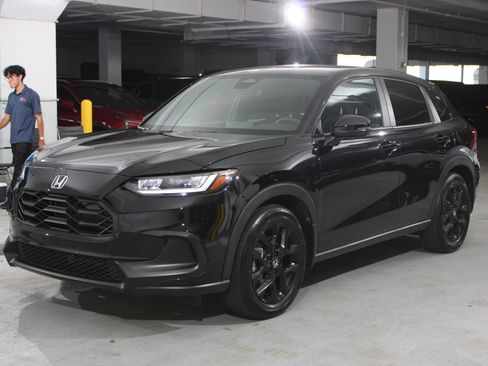 Used 2025 Honda HR-V Sport image 3