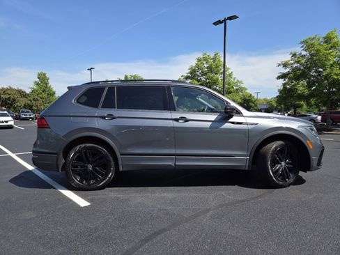 Used 2022 Volkswagen Tiguan SE R-Line AWD/4WD image 17