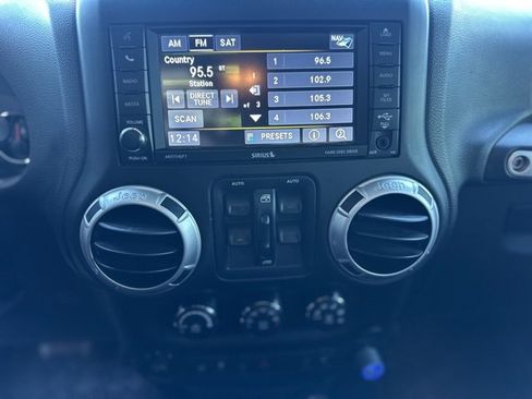 Used 2015 Jeep Wrangler Unlimited Sahara w/ Connectivity Group image 17