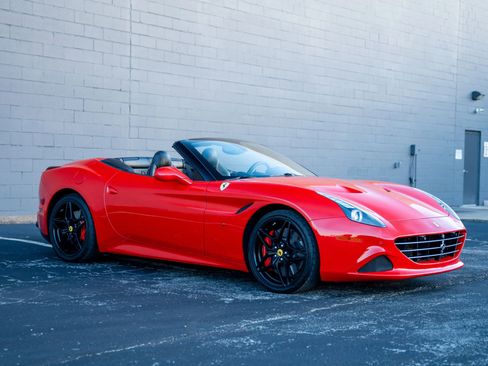 Used 2015 Ferrari California T image 14