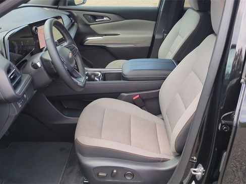 Used 2025 Chevrolet Traverse LT image 10